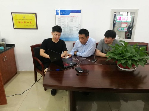 技能大师工作室开展全国职业教育科研规划课题和大学生创新项目申报研讨会