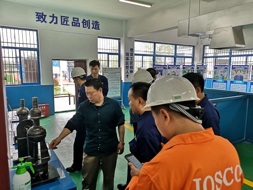 江苏远洋运输有限公司陆卫岗、胡其其轮机长一行参观张强勇技能大师工作室